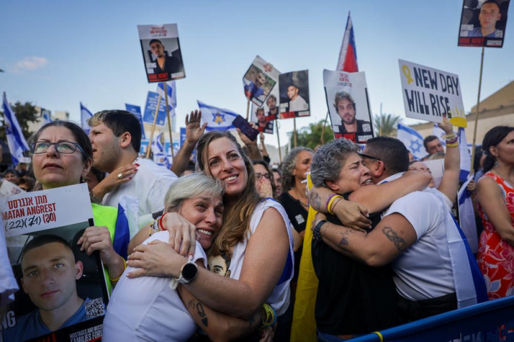 Duizenden Israëli's hebben zich op het Gijzelaarsplein in Tel Aviv verzameld om de vrijlating van de resterende gijzelaars te vieren - Foto: Miriam Alster/Flash90