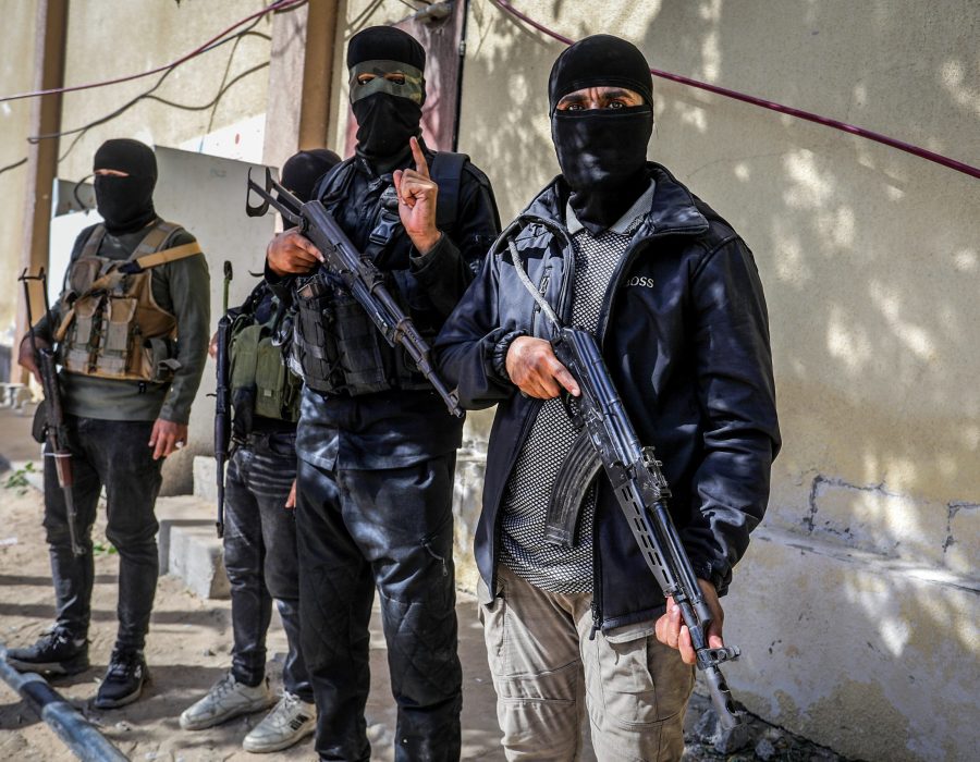 Gemaskerde Hamasterroristen arresteren oppositieleden in de Gazastrook - Foto: Saeed Mohammed/Flash90