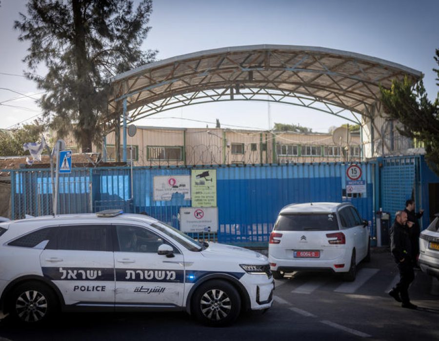 Politie voor het UNRWA-kantoor in Jeruzalem - Foto: Chaim Goldberg/FLASH90