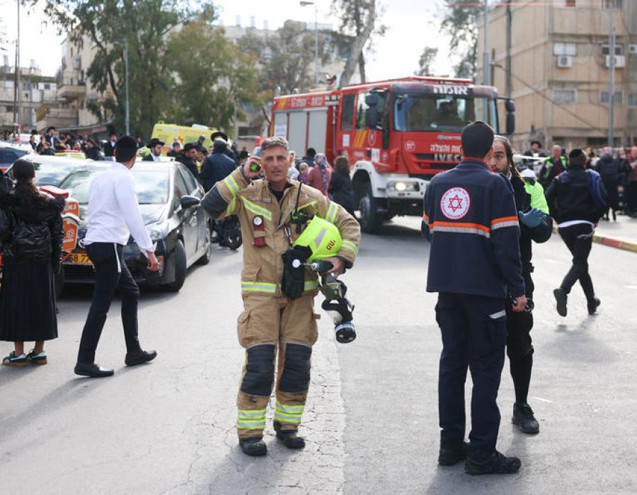 Rescue and security forces are seen at the scene where toddlers were poisoned after a fire was lit inside a private daycare in Jerusalem, January 19, 2026. Photo by Chaim Goldberg/Flash90 *** Local Caption *** äøòìä
éìãé ôòåèåï
éøåùìéí
ëåçåú áéèçåï
ëåçåú äöìä
îòåï ôøèé
ùøéôä
æéøú äàéøåò