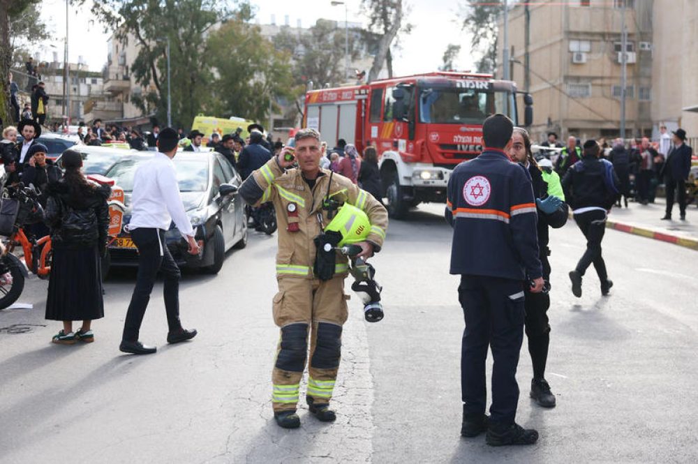 Rescue and security forces are seen at the scene where toddlers were poisoned after a fire was lit inside a private daycare in Jerusalem, January 19, 2026. Photo by Chaim Goldberg/Flash90 *** Local Caption *** äøòìä
éìãé ôòåèåï
éøåùìéí
ëåçåú áéèçåï
ëåçåú äöìä
îòåï ôøèé
ùøéôä
æéøú äàéøåò