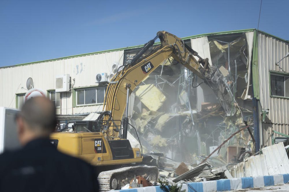 Een bulldozer sloopt een gebouw van het UNRWA-hoofdkantoor in Jeruzalem - Foto: Yonatan Sindel/Flash90