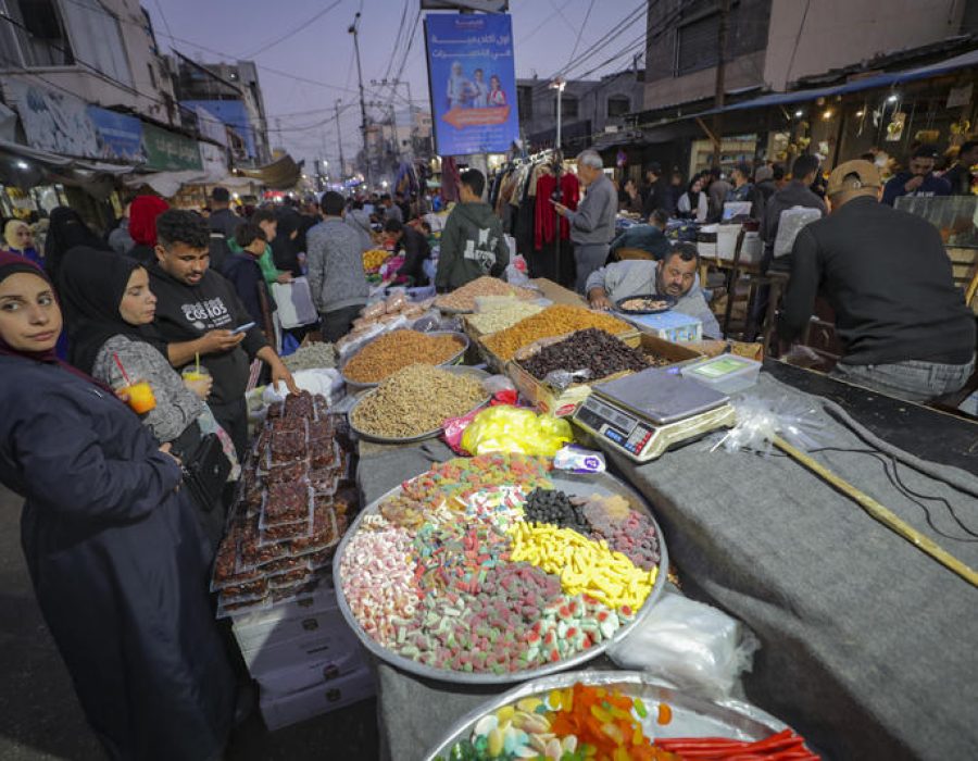 Palestijnse burgers doen Ramadan-boodschappen op de Zawiya-markt in Gaza-Stad - Foto: Ali Hassan/Flash90