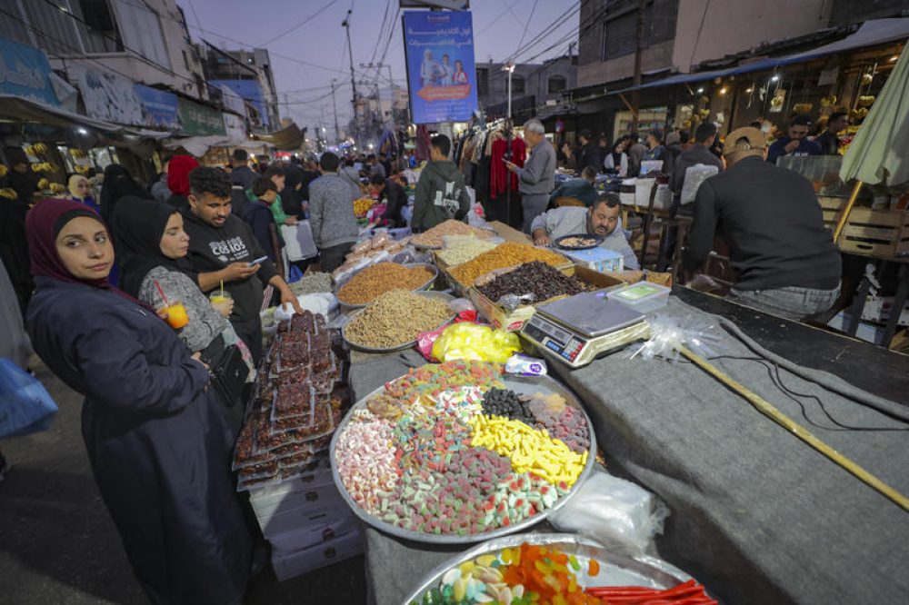 Palestijnse burgers doen Ramadan-boodschappen op de Zawiya-markt in Gaza-Stad - Foto: Ali Hassan/Flash90