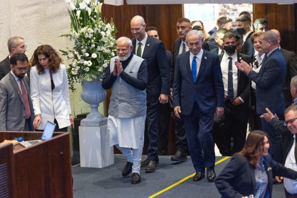 De Indiase premier Narendra Modi betreedt de Knesset in het bijzijn van onder anderen Benjamin Netanyahu -  Foto: Yonatan Sindel/Flash90