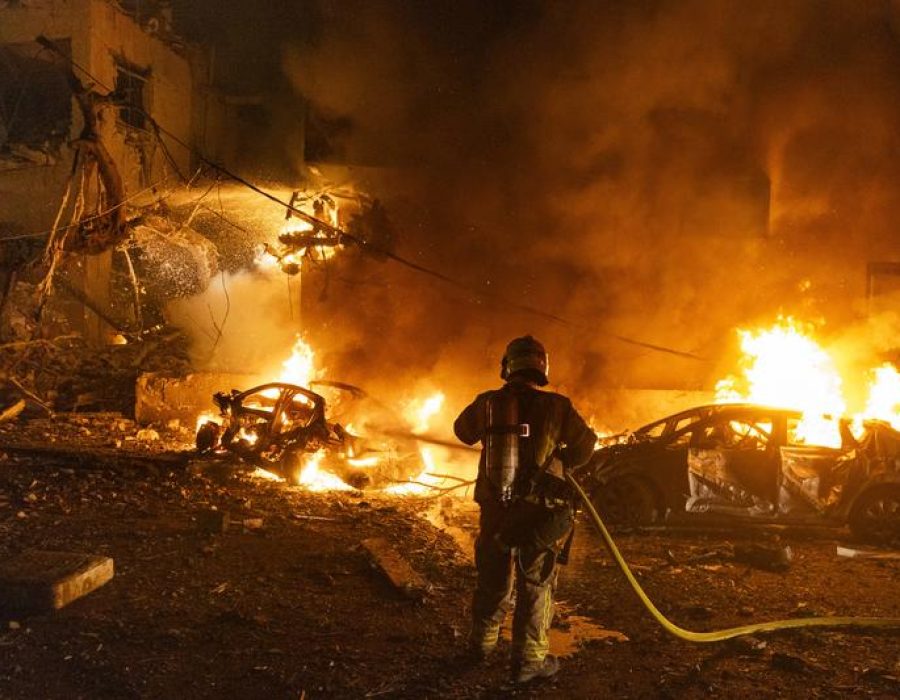Een brandweerman bestrijdt het vuur dat is veroorzaakt door de inslag van een Iraanse ballistische raket in Tel Aviv - Foto: Chaim Goldberg/Flash90