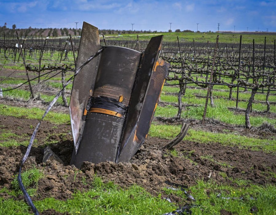 De restanten van een door het raketafweersysteem Iron Dome neergehaalde Iraanse ballistische raket steken uit de grond in een wijngaard op de Israëlische Golanhoogvlakte - Foto: Michael Giladi/Flash90
