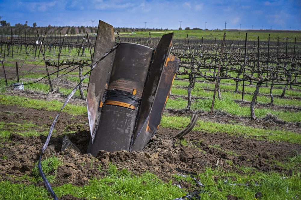De restanten van een door het raketafweersysteem Iron Dome neergehaalde Iraanse ballistische raket steken uit de grond in een wijngaard op de Israëlische Golanhoogvlakte - Foto: Michael Giladi/Flash90