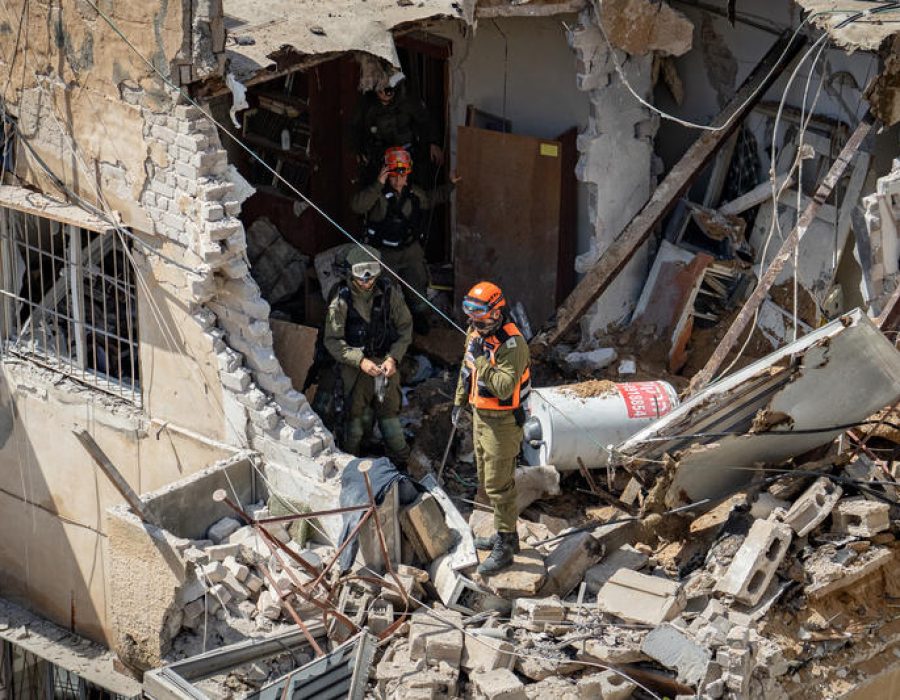 Reddingswerkers in een door een Iraanse clusterbom getroffen appartement in Tel Aviv - Foto: Flash90