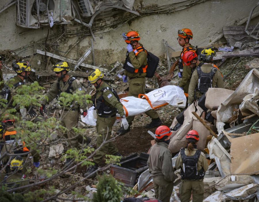Reddingswerkers in Haifa bergen het lichaam van een van de vier leden van de Gershovitz-familie - Foto David Cohen/Flash90