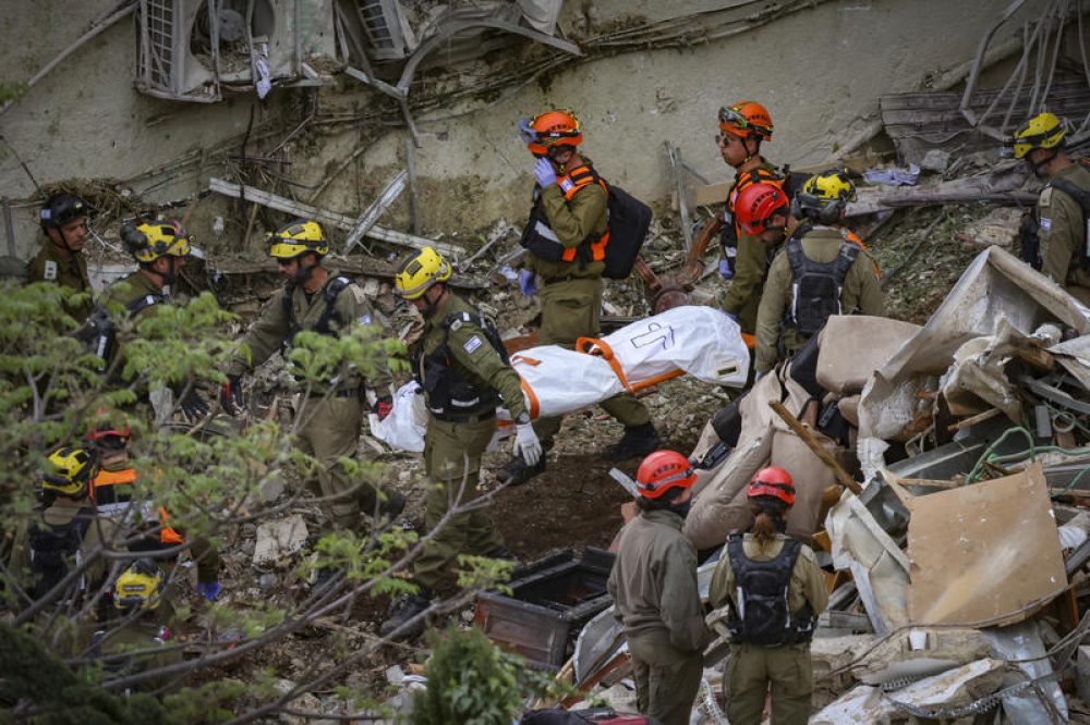 Reddingswerkers in Haifa bergen het lichaam van een van de vier leden van de Gershovitz-familie - Foto David Cohen/Flash90