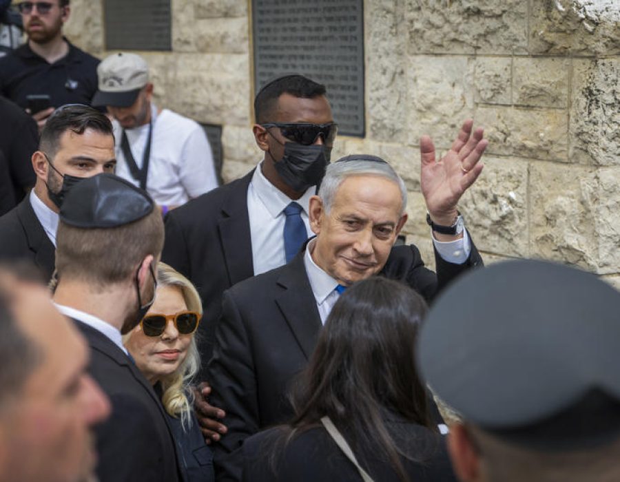 Benjamin Netanyahu en zijn vrouw Sara bij een herdenking in Jeruzalem op Jom Hazikaron, de dag waarop Israël de soldaten herdenkt die sinds 1948 sneuvelden voor de vrijheid en veiligheid van de Joodse staat - Foto: Dor Pazuelo/Flash90