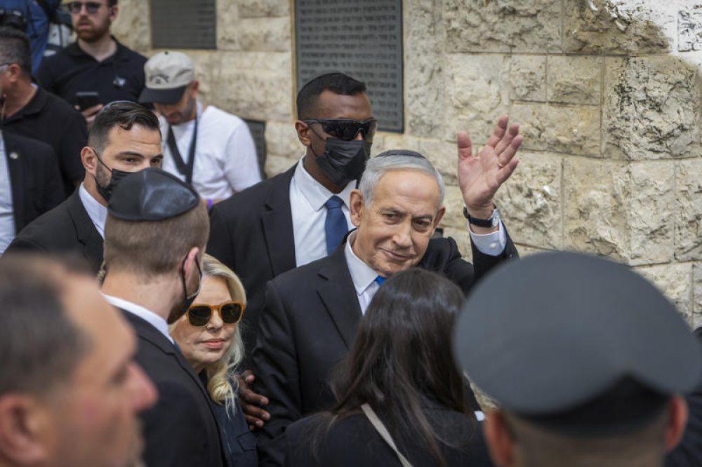 Benjamin Netanyahu en zijn vrouw Sara bij een herdenking in Jeruzalem op Jom Hazikaron, de dag waarop Israël de soldaten herdenkt die sinds 1948 sneuvelden voor de vrijheid en veiligheid van de Joodse staat - Foto: Dor Pazuelo/Flash90