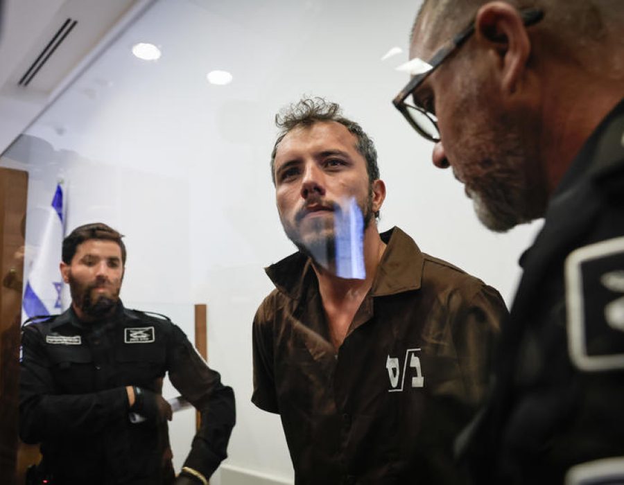 Anti-Israëlactivist Thiago Ávila wordt voorgeleid in de rechtbank van Ashkelon op verdenking van banden met terreurorganisaties - Foto Tsafrir Abayov/Flash90