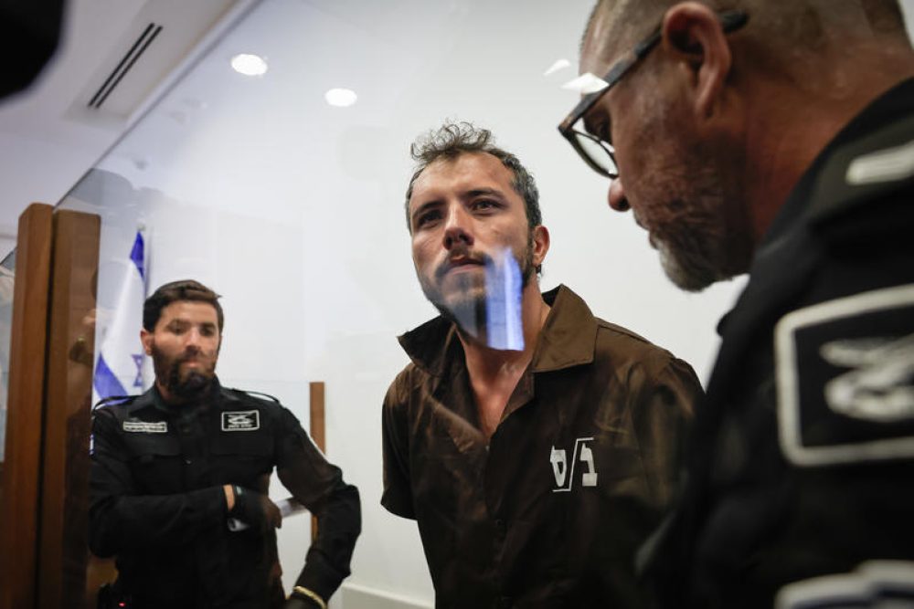 Anti-Israëlactivist Thiago Ávila wordt voorgeleid in de rechtbank van Ashkelon op verdenking van banden met terreurorganisaties - Foto Tsafrir Abayov/Flash90