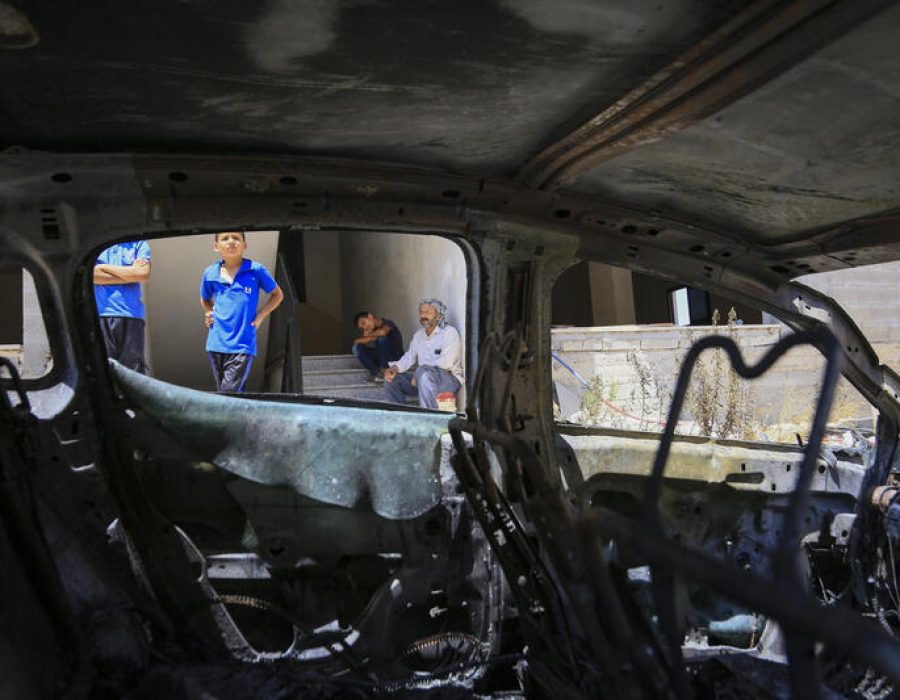 Palestijnse burgers in Jalud bekijken de door Israëlische extremisten aangerichte schade in het dorp Jalud op de Westelijke Jordaanoever - Foto: Flash90