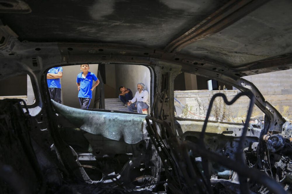 Palestijnse burgers in Jalud bekijken de door Israëlische extremisten aangerichte schade in het dorp Jalud op de Westelijke Jordaanoever - Foto: Flash90