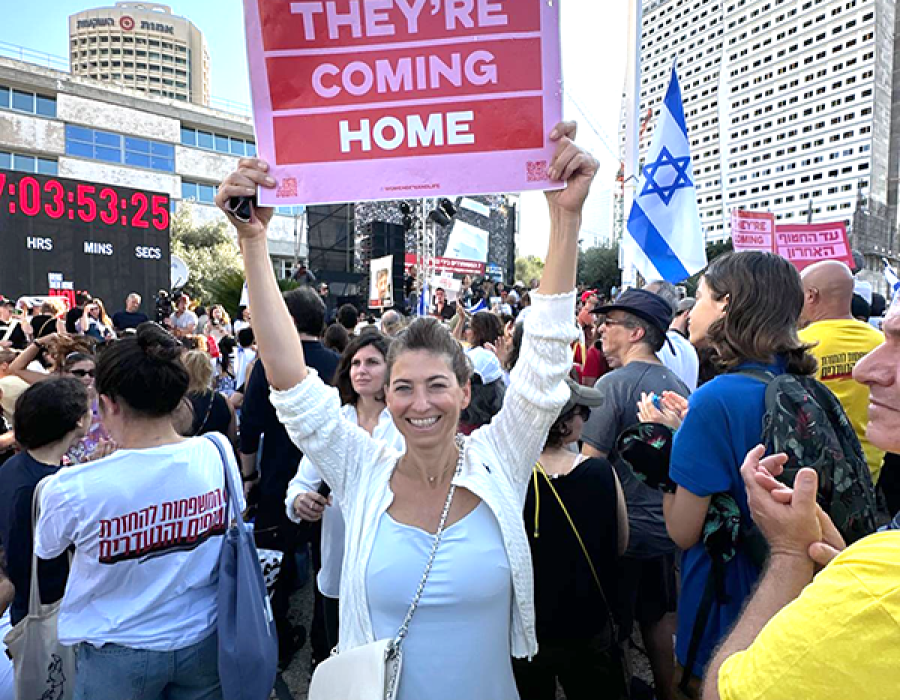 Femmetje op Gijzelaarsplein 13 oktober kopie Vreugde bij Femmetje de Wind op het Gijzelaarsplein in Tel Aviv, 13 oktober 2025
