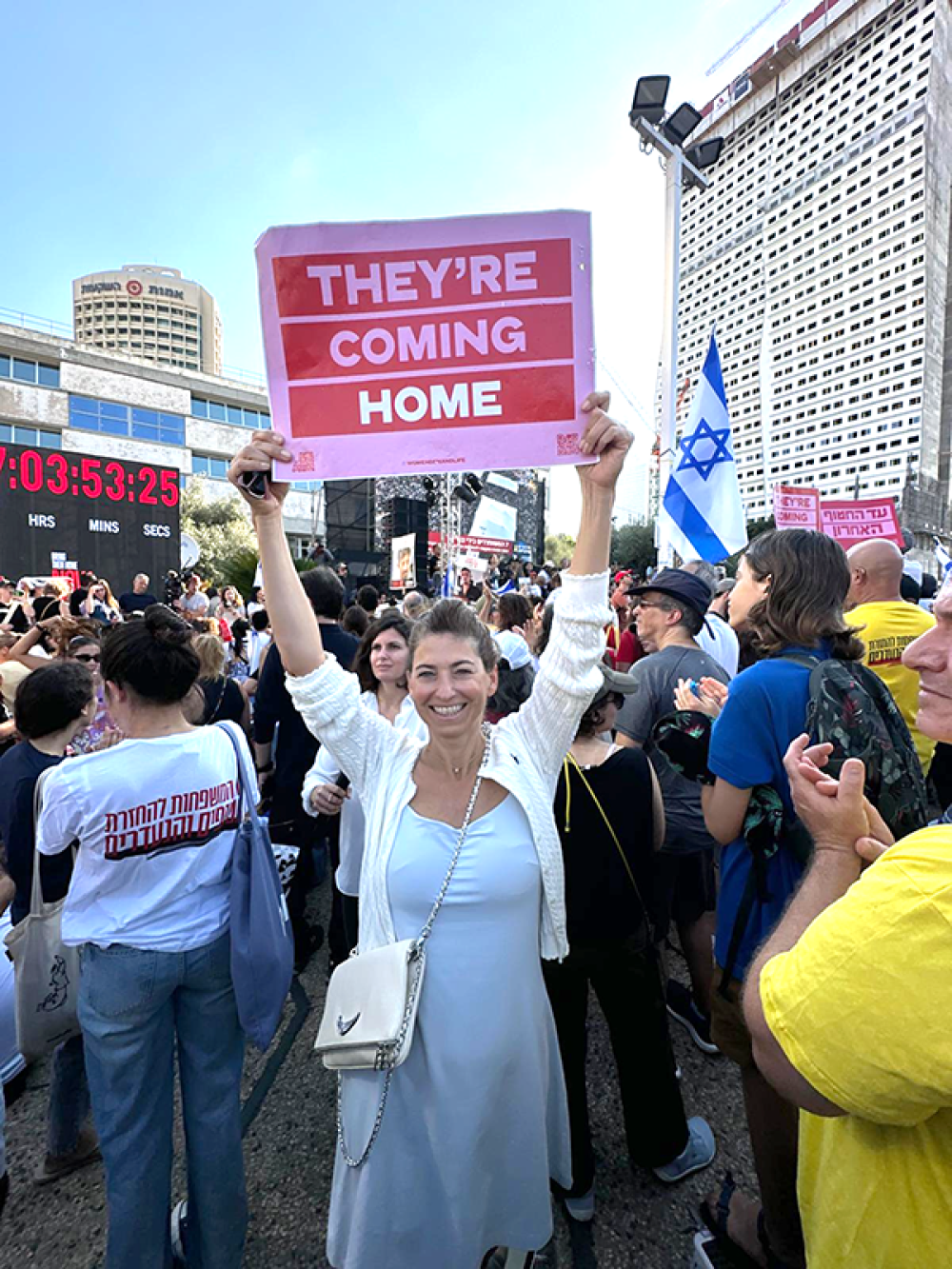 Femmetje op Gijzelaarsplein 13 oktober kopie Vreugde bij Femmetje de Wind op het Gijzelaarsplein in Tel Aviv, 13 oktober 2025