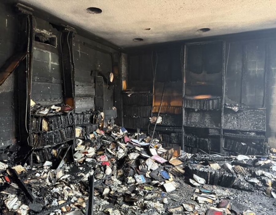 De uitgebrande bibliotheek van de Beth Israel-synagoge in Jackson, Mississippi - Screenshot X