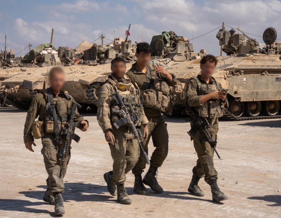 IDF-eenheden hebben zich met hun pantservoertuigen teruggetrokken achter de 'gele' bestandslijn in de Gazastrook - Foto: IDF