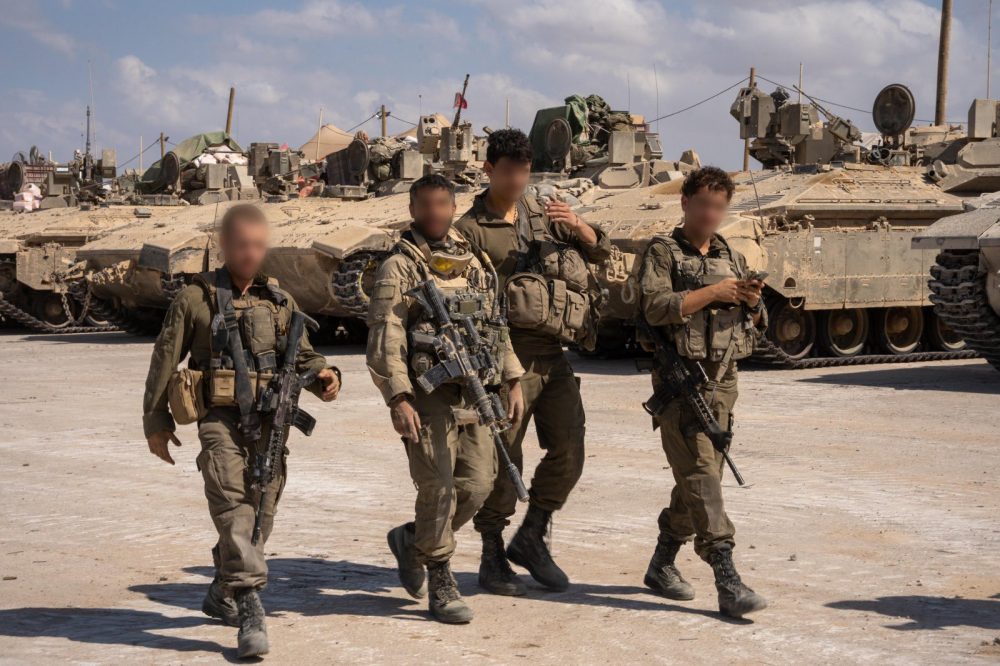 IDF-eenheden hebben zich met hun pantservoertuigen teruggetrokken achter de 'gele' bestandslijn in de Gazastrook - Foto: IDF