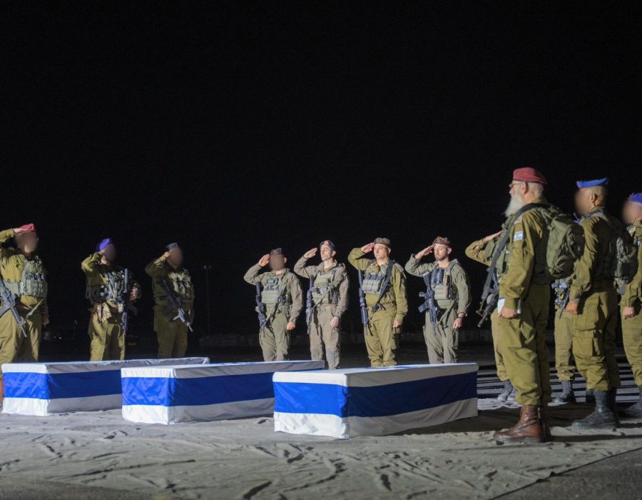 IDF-soldaten bewijzen de laatste eer aan de drie gesneuvelde militairen, wiens lichamen naar Israël over gebracht zijn - Foto: IDF