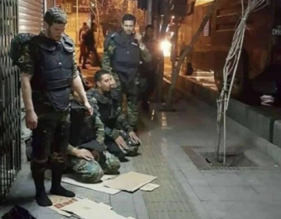 Troepen van het Iraanse regime nemen de tijd om te bidden  tussen de bloedbaden door die zij aanrichtten onder de burgers van hun land - Screenshot X