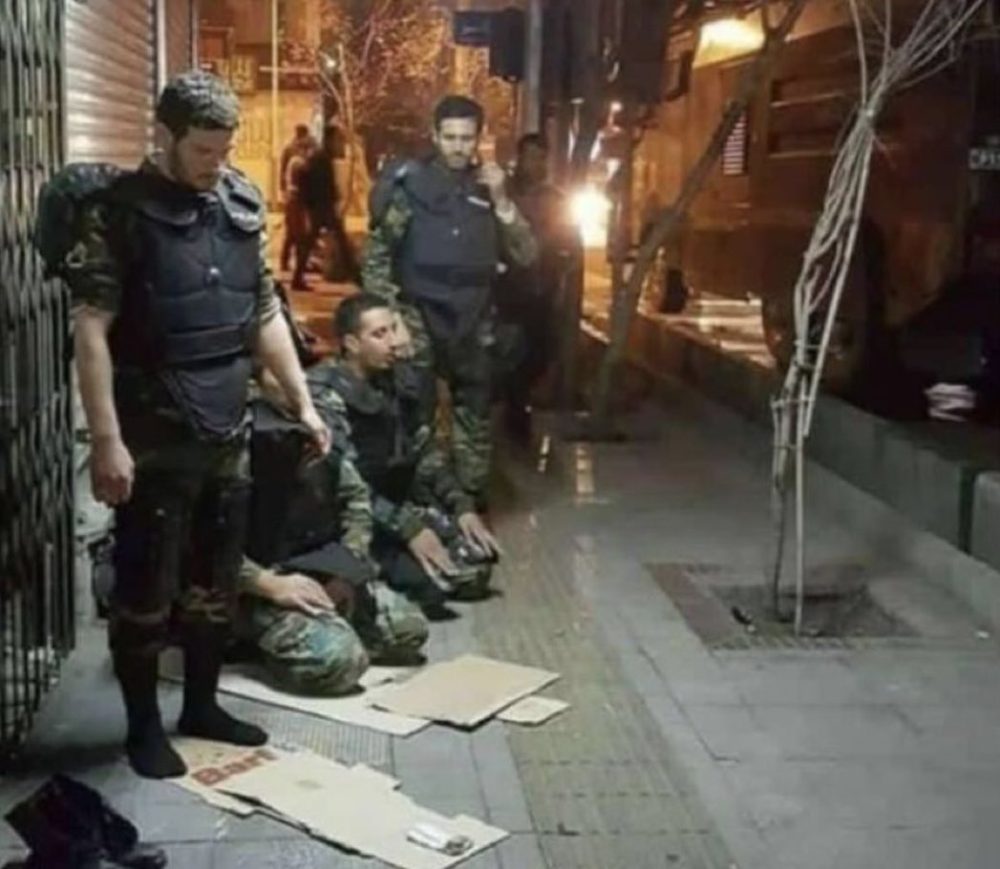 Troepen van het Iraanse regime nemen de tijd om te bidden  tussen de bloedbaden door die zij aanrichtten onder de burgers van hun land - Screenshot X