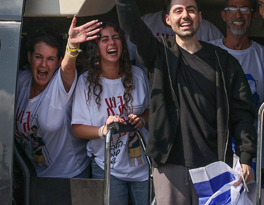 Gijzelaar Guy Gilboa-Dalal direct na zijn vrijlating op 13 oktober 2025. Foto: Yossi Aloni/Flash90