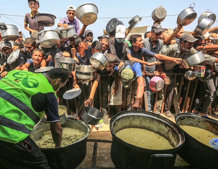 Palestijnen verdringen zich bij de uitgifte van maaltijden door vrijwilligers in Khan Younis in het zuiden van de Gazastrook. Foto: Abed Rahim Khatib/Flash90