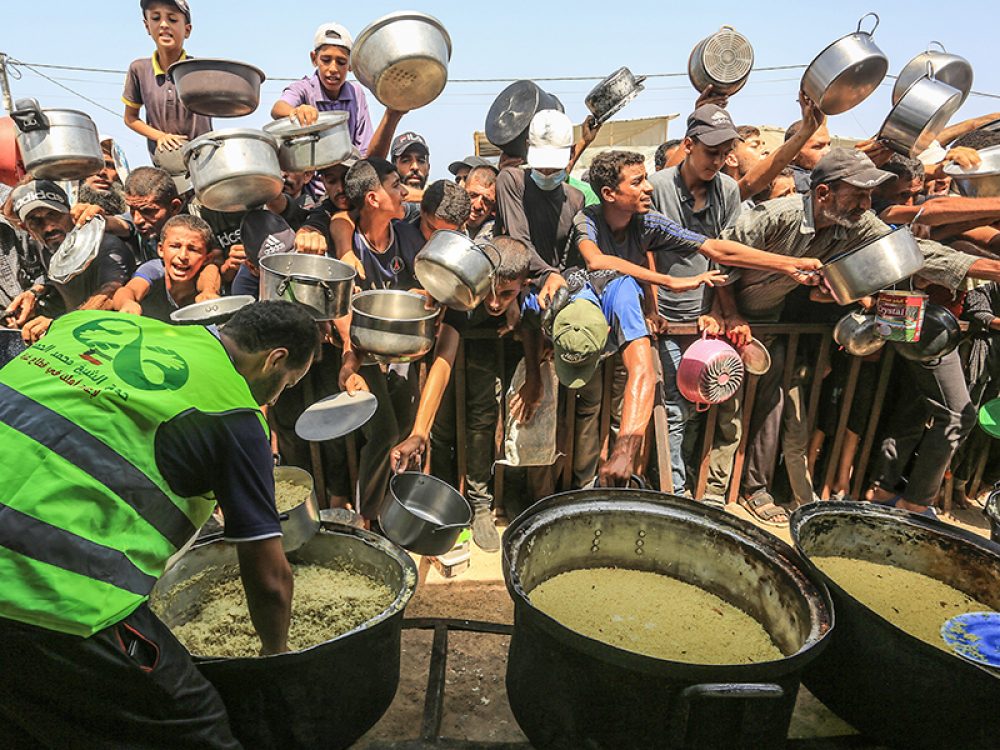Palestijnen verdringen zich bij de uitgifte van maaltijden door vrijwilligers in Khan Younis in het zuiden van de Gazastrook. Foto: Abed Rahim Khatib/Flash90