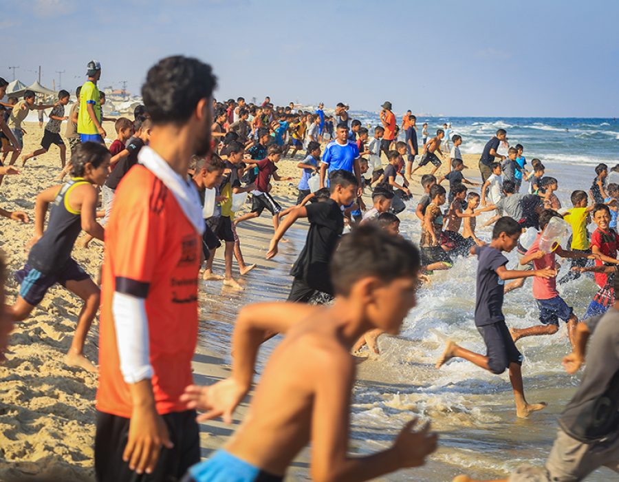 Palestijnse kinderen nemen deel aan massale zwemlessen op het strand van Khan Younis in de Gazastrook op 21 augustus 2026. Foto: Abed Rahim Khatib/Flash90