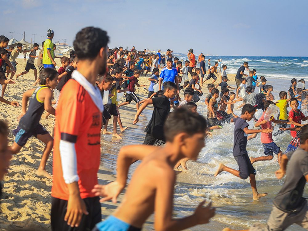 Palestijnse kinderen nemen deel aan massale zwemlessen op het strand van Khan Younis in de Gazastrook op 21 augustus 2026. Foto: Abed Rahim Khatib/Flash90