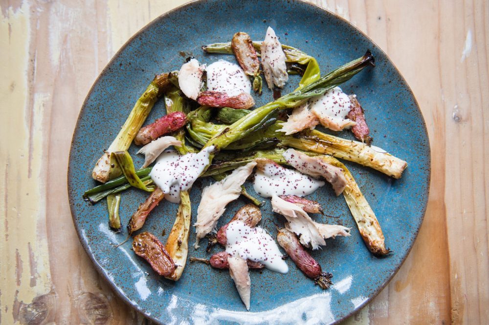 Geroosterde-radijs-en-bosui-met-makreel-en-soemak_Doron-Krant
