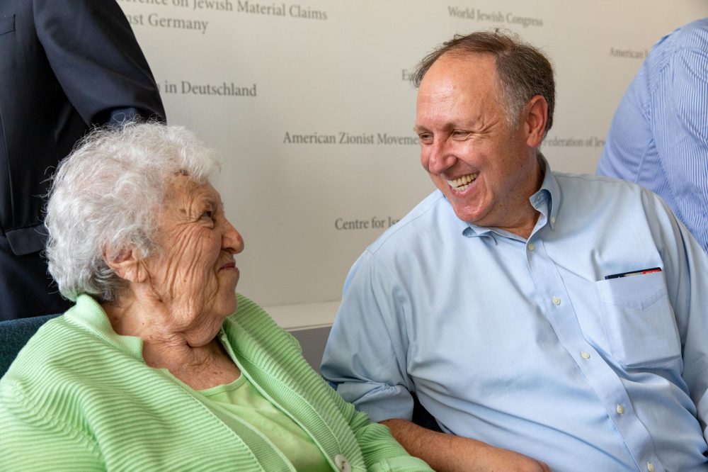 Greg-Schneider-met-een-Holocaustoverlevende-in-Duitsland-scaled