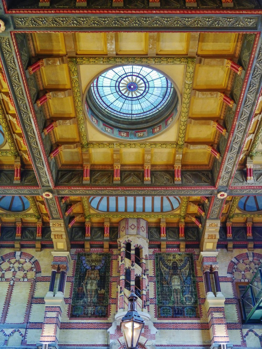 Plafond van de 
toegangshal van 
het spoorwegstation van 
Groningen door 
Isaac Gosschalk. Eind twintigste eeuw werd het prachtig gerestaureerd en in 2019 uitgeroepen tot mooiste station 
van Nederland.
Rijksmonumenten Ziko