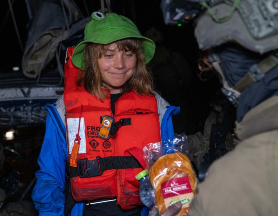 Greta Thunberg neemt dankbaar een sandwich aan van een Israëlische militair - Foto- IDF