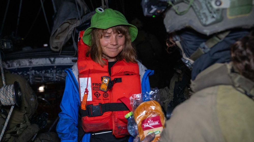 Greta Thunberg neemt dankbaar een sandwich aan van een Israëlische militair - Foto- IDF