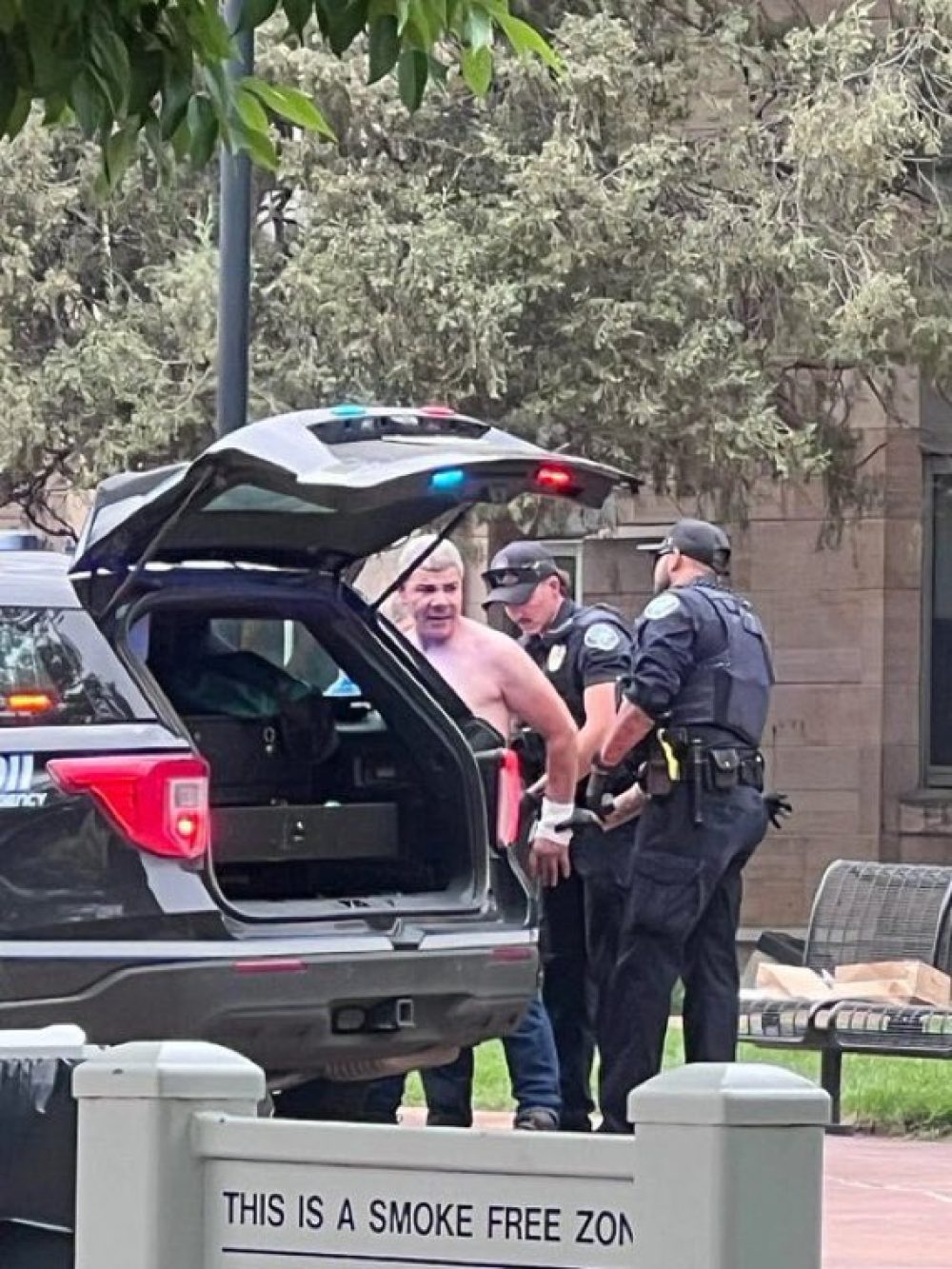 De politie van Boulder arresteert de verdachte van de aanslag - X