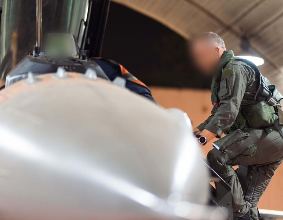 Een Israëlische piloot klimt in de cockpit van zijn F-35I jachtbommenwerper voor een nieuwe golf luchtaanvallen op Iran - Foto: IDF