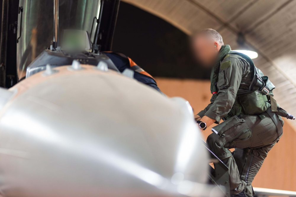 Een Israëlische piloot klimt in de cockpit van zijn F-35I jachtbommenwerper voor een nieuwe golf luchtaanvallen op Iran - Foto: IDF