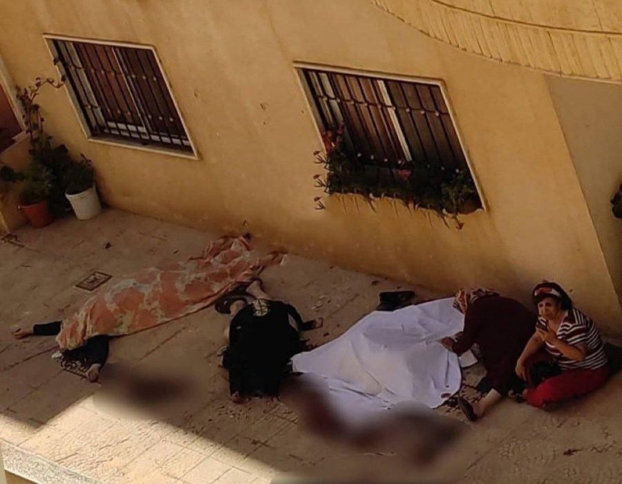 Deze foto zou vrouwen in Sweida tonen die de lichamen van door jihadisten vermoorde Druzische burgers met lakens bedekken - Foto: X