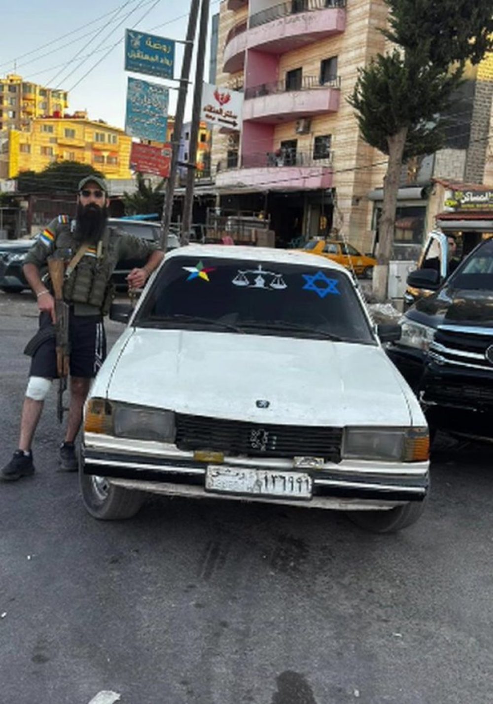 Een strijder in Sweida met een auto waarop de Druzische ster en de Davidster te zien zijn - Foto: X