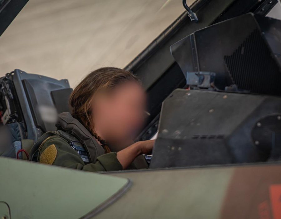 Een vrouwelijke Israëlische gevechtspiloot bereidt zich voor op een missie boven Iran. Zo'n 30 vrouwelijke luchtmachtpersoneelsleden, onder wie verschillende vliegers,  nemen deel aan Operatie Lion's Roar - Foto: IDF