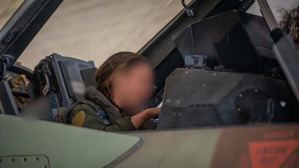 Een vrouwelijke Israëlische gevechtspiloot bereidt zich voor op een missie boven Iran. Zo'n 30 vrouwelijke luchtmachtpersoneelsleden, onder wie verschillende vliegers,  nemen deel aan Operatie Lion's Roar - Foto: IDF