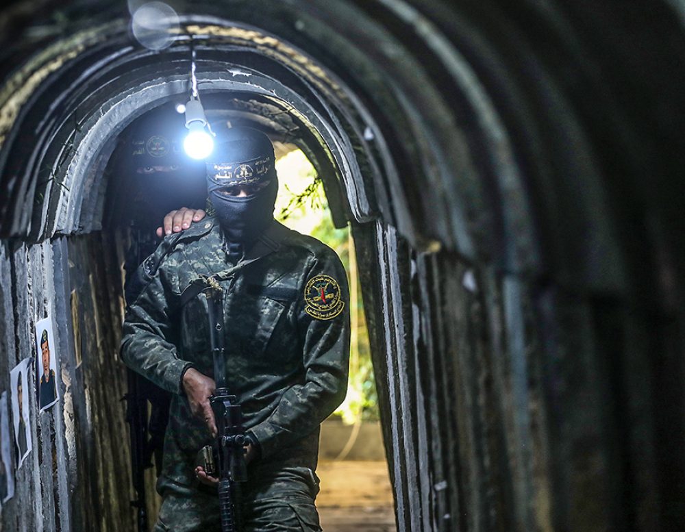 Hamas-terrorist-in-tunnel_