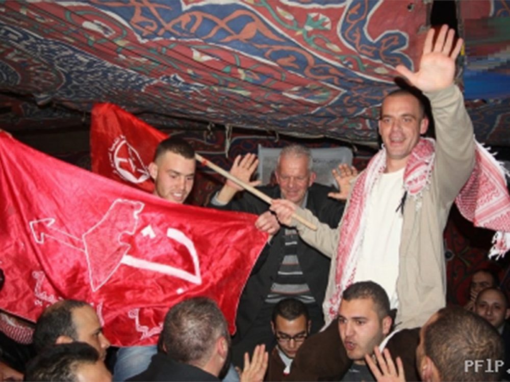 Hamouri-met-PFLP-vlag