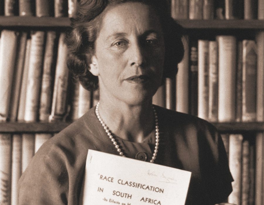 Helen Suzman met een manifest over rassenscheiding in Zuid-Afrika
Wikipedia