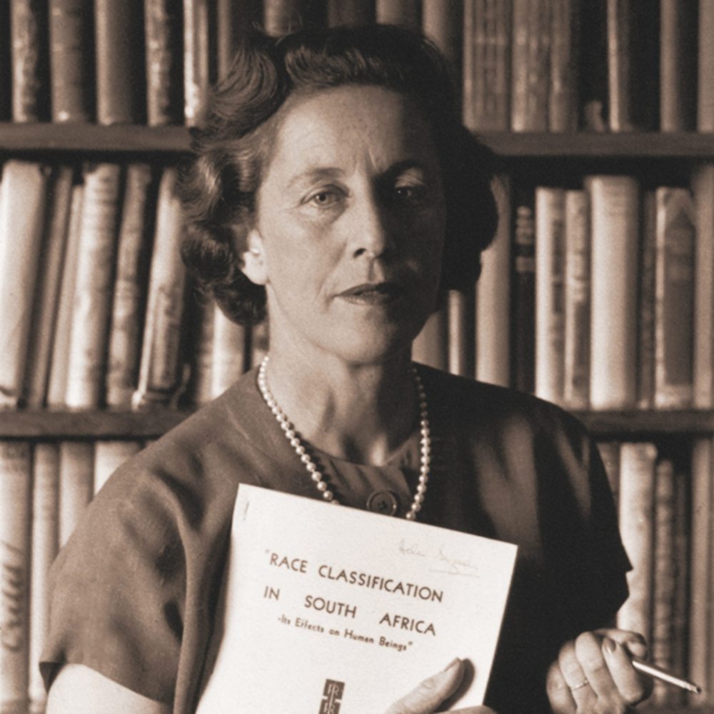 Helen Suzman met een manifest over rassenscheiding in Zuid-Afrika
  Wikimedia Commons